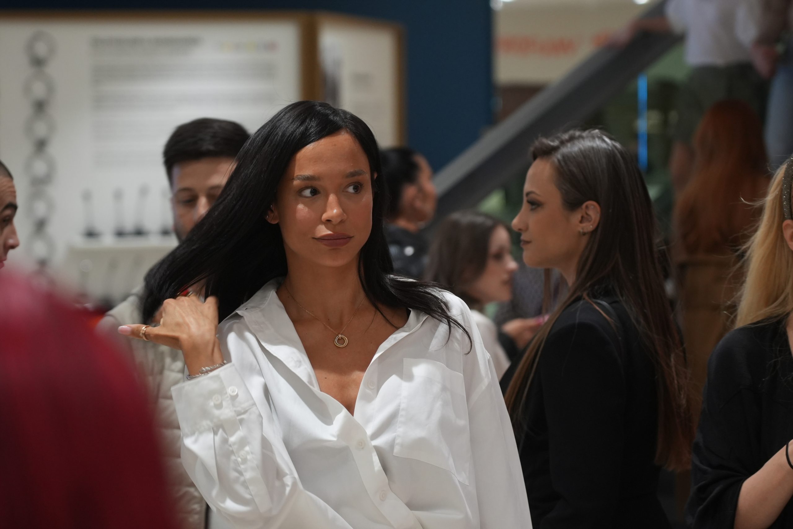 EDITA ARADINOVIĆ PROLAZI KROZ HOROR Šest godina je PROGANJA DEVOJKA, pevačica VAN SEBE