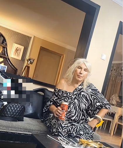 PEVAČICA SE TOTALNO OPUSTILA I PODELILA SVE JAVNO! Pije pivo sa prijateljem i luduje! (VIDEO)