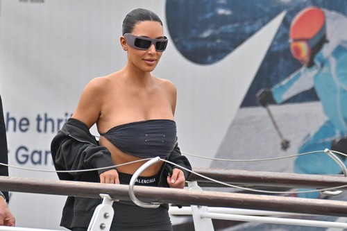 Kim Kardašijan raspametila pojavom na svadbi veka!