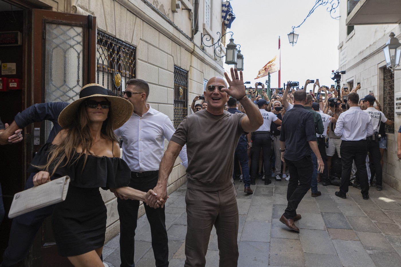 NOVINARI „NAPALI“ DŽEFA BEZOSA I LOREN SANČEZ?! On im kratko zapušio usta!