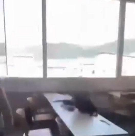 UZNEMIRUJUĆE! Snimak iz škole u Gracu, učenici snimali sve dok se čuju pucnji!