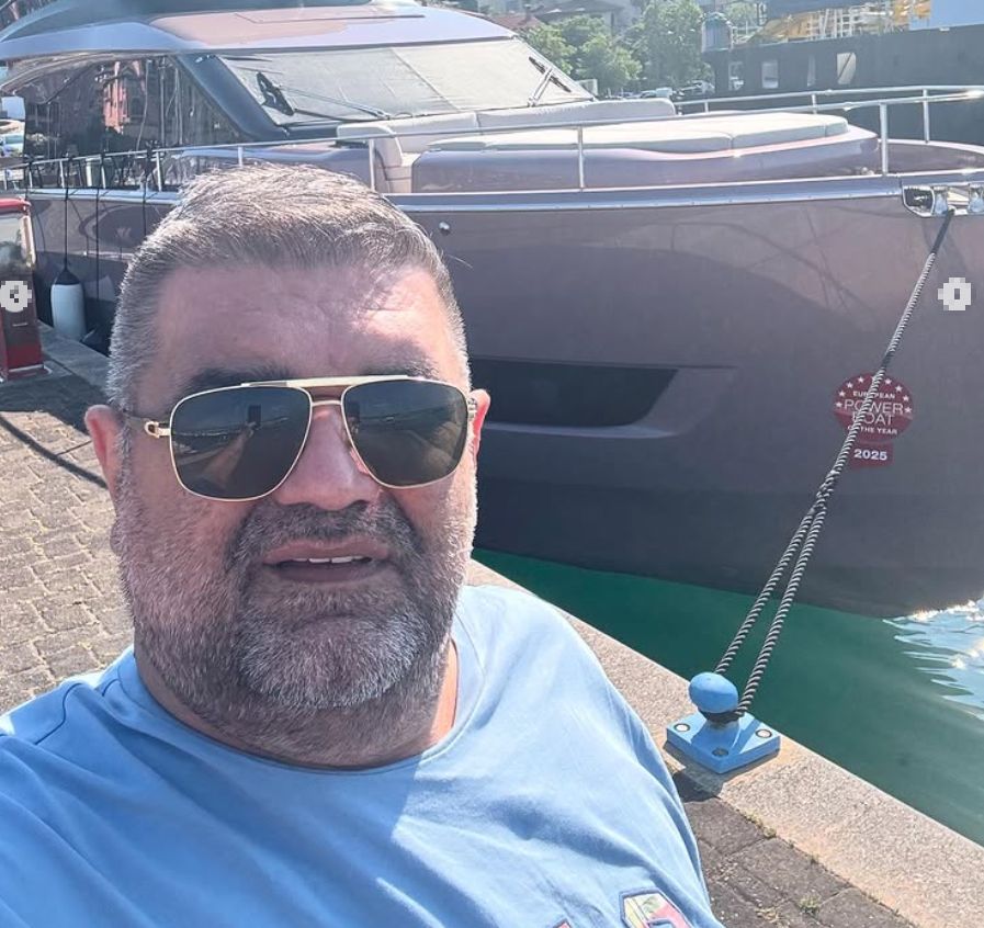 SAŠA MIRKOVIĆ UŽIVA NA BRODU „HYPE LADY“! Svi gledaju u ovaj DETALJ na prelepom plovilu! (FOTO)