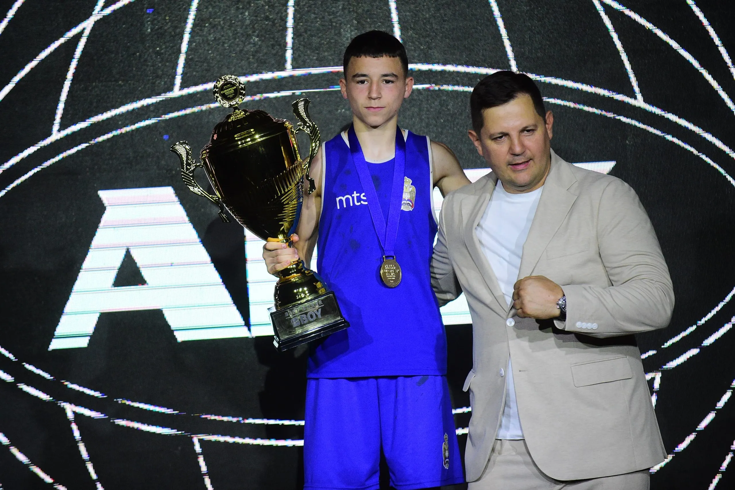ORILO SE „BOŽE PRAVDE“! Srbija opet ima EVROPSKOG ŠAMPIONA u boksu! Popović PREBIO Jermena!
