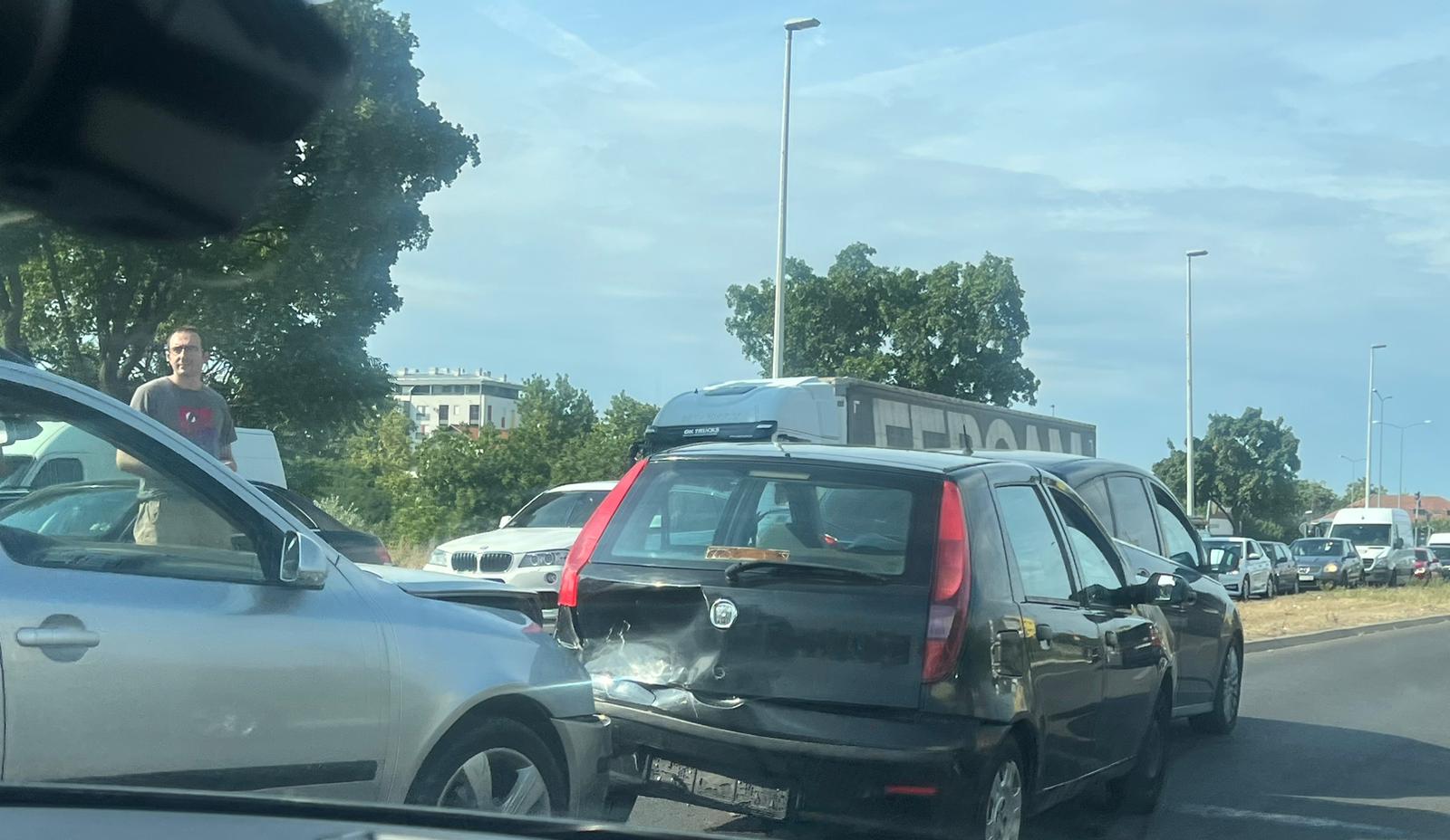 SUDAR U ZEMUNU: Policija stigla na lice mesta, nema povređenih (FOTO)