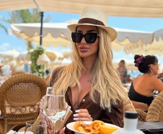 RAZGAĆILA SE USRED RESTORANA! Aleksandra Nikolić u Kanu šokirala prolaznike – samo košulja preko kupaćeg! (FOTO)