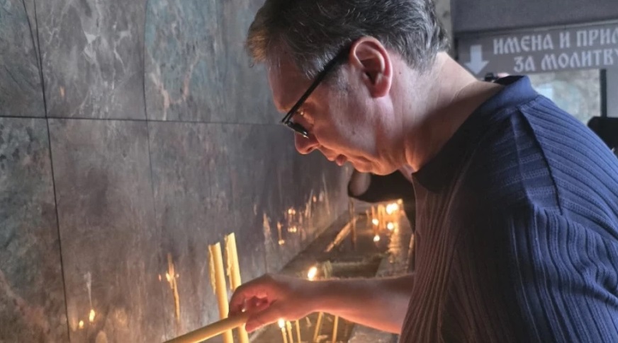 VUČIĆ ZAPALIO SVEĆU U MANASTIRU TUMANE I PORUČIO: „Uz naš rad i trud i Božiju pomoć savladaćemo sve prepreke“