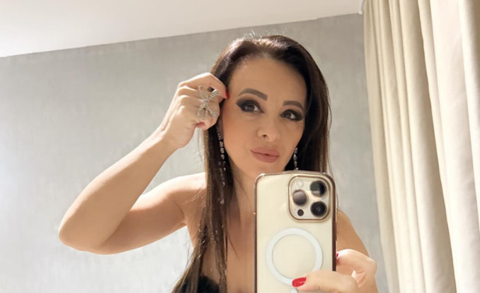 NAŠA PEVAČICA SE SKINULA U ŠESTOJ DECENIJI! Skinula se u kupaći i pokazala HOT TELO (FOTO)
