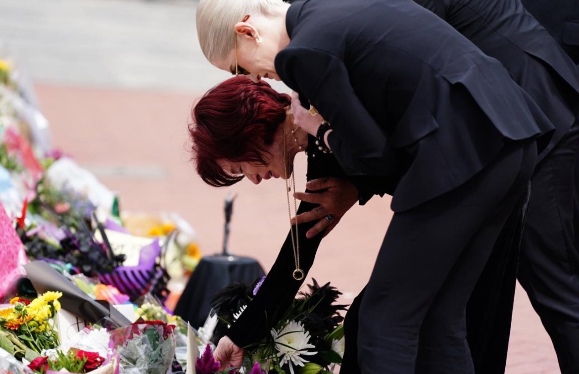 SRCEPARAJUĆI MOMENAT SA SAHRANE! Sharon Osbourne nosi Ozzyevu BURMU NA LANCU OKO VRATA: Uslikana kako mazi kovčeg