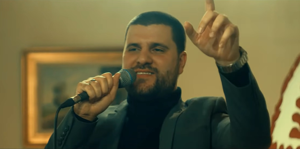 HYPE PAPARAZZO! Uhvatili smo pevača na moru sa porodicom: Evo kako se ponaša i šta radi, a tek da čujete OVO O NJEGOVOJ ŽENI, ŠOK!