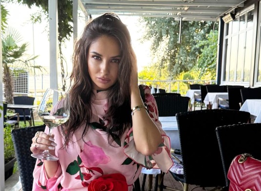 SANDRA VALTEROVIĆ ZAPALILA MREŽE! Skinula se i pokazala bujne grudi na odmoru, OBLINE SEVAJU (FOTO)