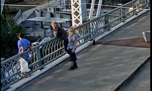 Trenutak kada rok legenda Džon Bon Džovi spasava ženu sa ivice mosta! (VIDEO)