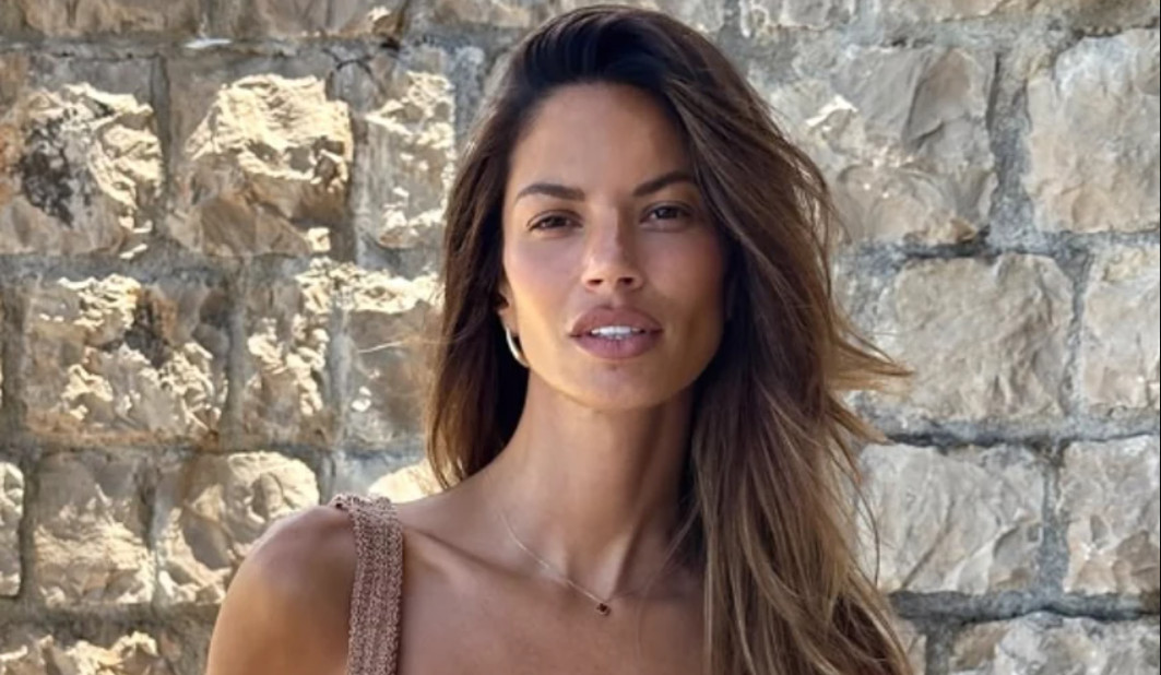 DANIJELA DIMITROVSKA OKRENULA ZADNJICU KAMERI! Manekenka izgleda kao BOMBA – svi joj zavide na izgledu! (FOTO)