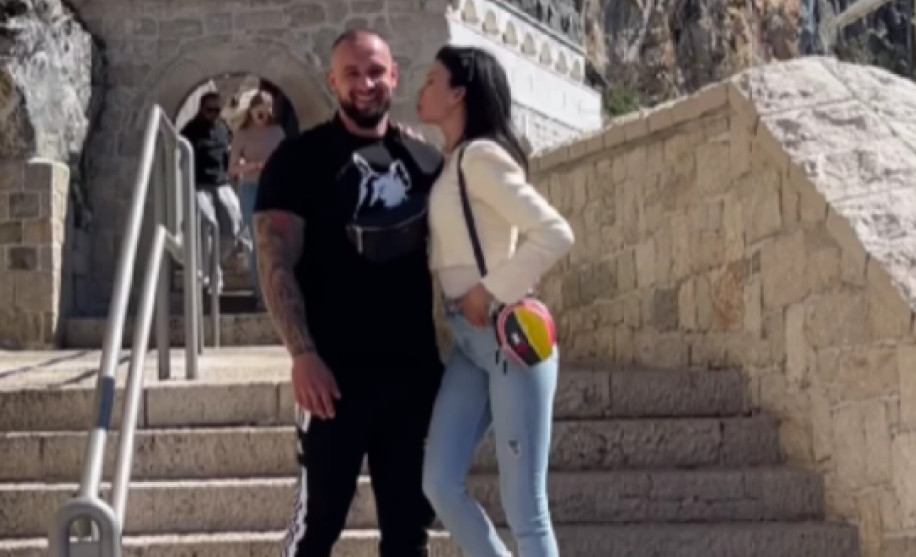 POZNATI RIJALITI PAR RASKINUO VERIDBU?! Isplivali dokazi o razlazu: “Više ne nosi burmu, obrisala je sve zajedničke fotke“