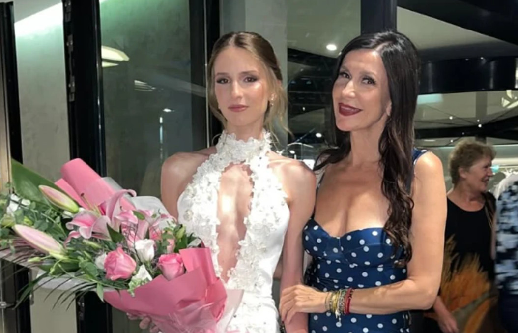VODITELJKA SNEŽANA DAKIĆ ISPRATILA ĆERKU NA MATURU! Stajlingom oduševile sve: „Volim je bezuslovno“ (FOTO)