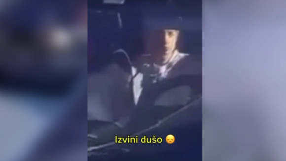 BLOKIRALI AUTO SA MALIM DETETOM! Blokaderi teroristi odbili da se pomere! Otac ih MOLIO da prođu