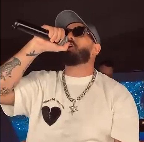 SAJFER SVE ŠOKIRAO: Došao na nastup sa štakama! (VIDEO)