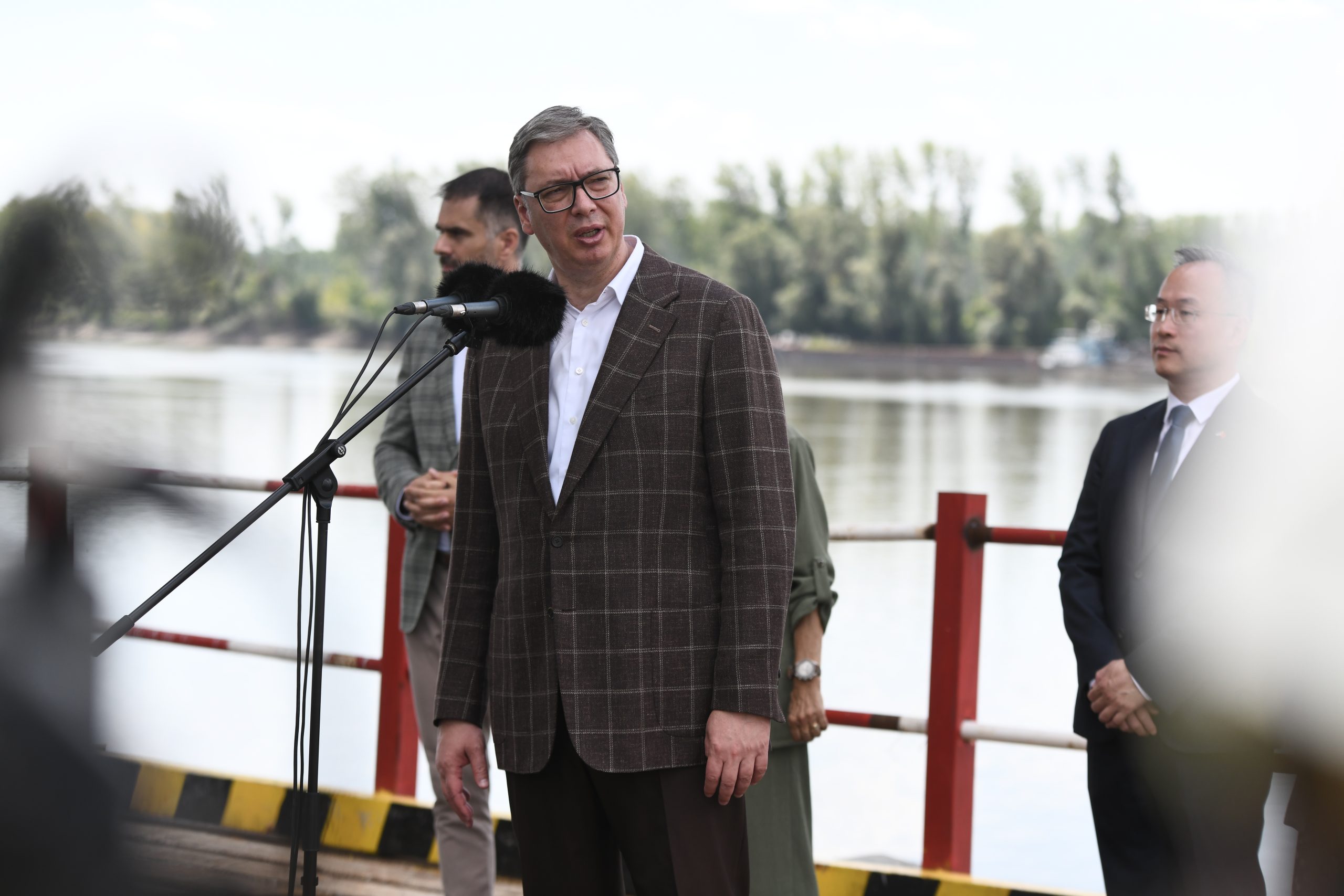 „ZAHVALAN SAM SVIMA KOJI VOLE SVOJU ZEMLJU“ Vučić iz Novog Sada najavio: „Srbija se gradi i nikada neće stati!“