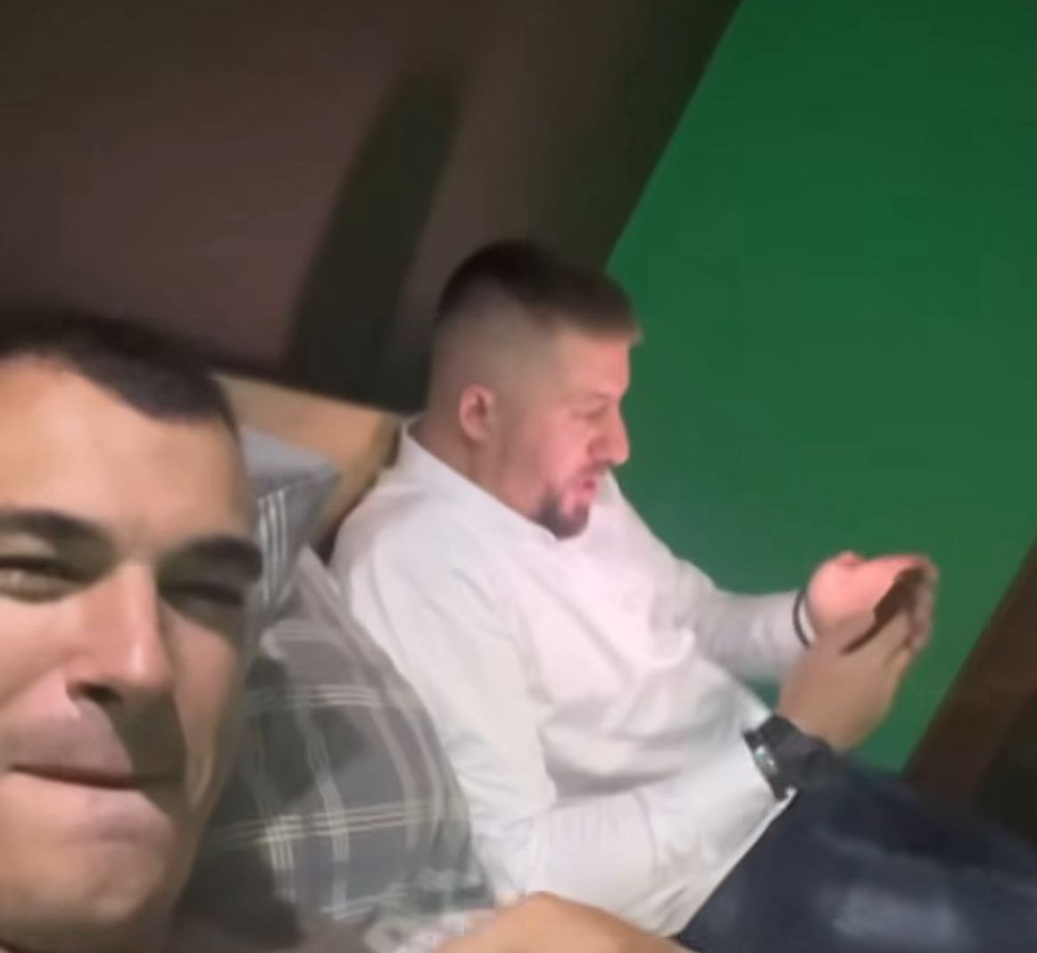 KORDA U KREVETU SA POLUGOLIM MUŠKARCEM?! Evo sa kim Stefan provodi vreme posle haosa sa Anom Nikolić (FOTO)