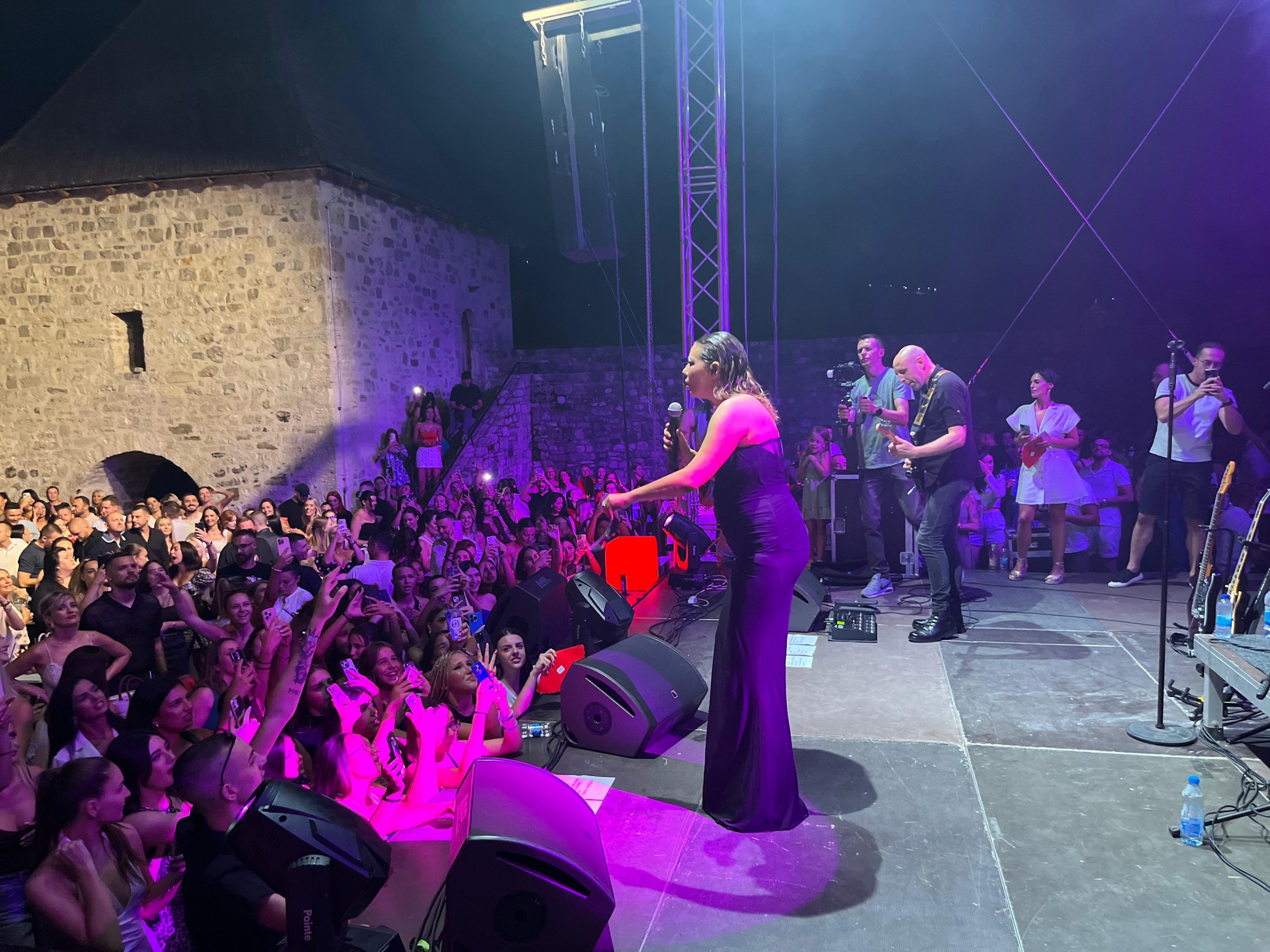 ANA NIKOLIĆ ODUŠEVILA SVE U BANJA LUCI! Započela koncert hitom koji je ponovo oživeo! (FOTO/VIDEO)