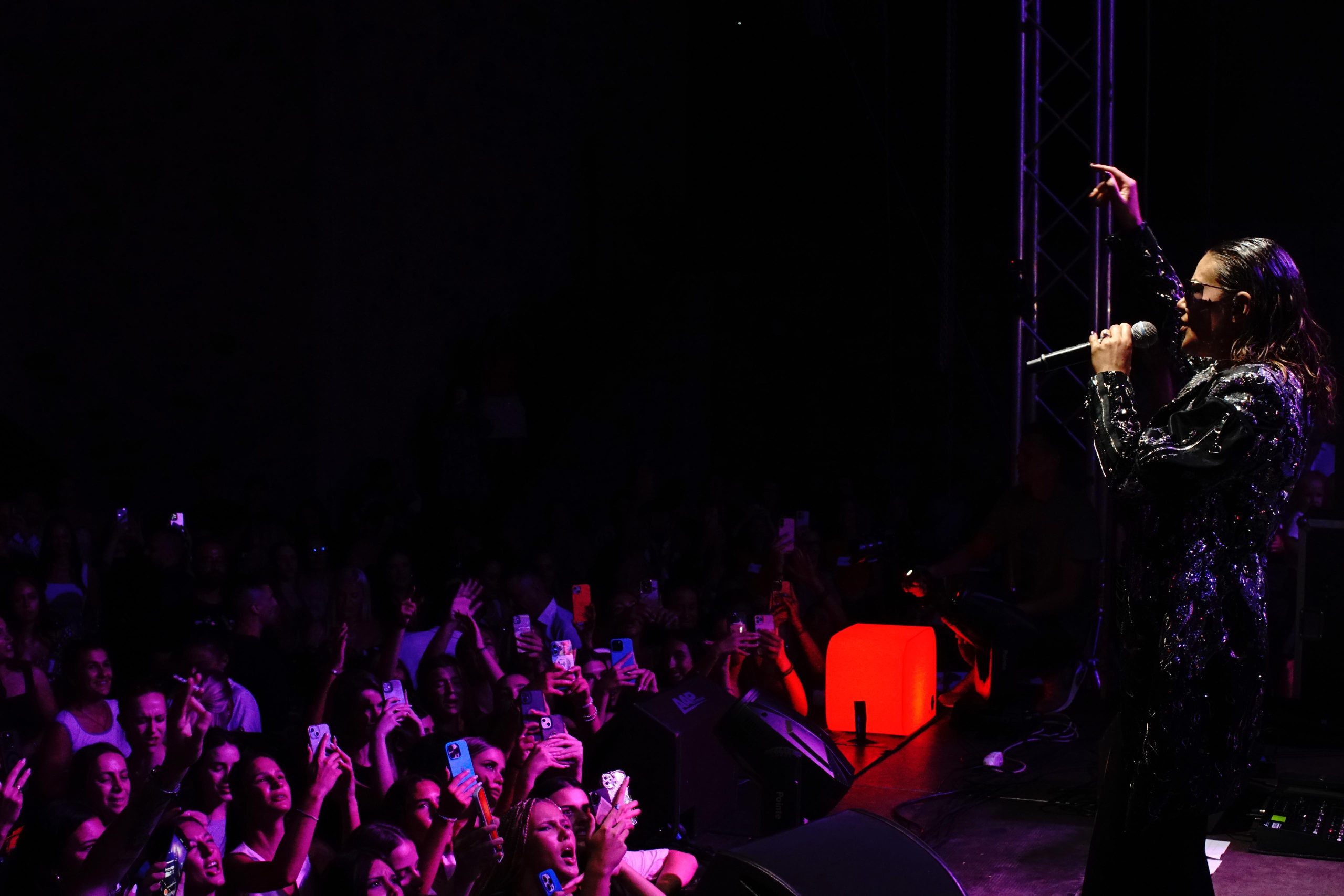 ANA NIKOLIĆ ODUŠEVILA SVE U BANJA LUCI! Započela koncert hitom koji je ponovo oživeo! (FOTO/VIDEO)