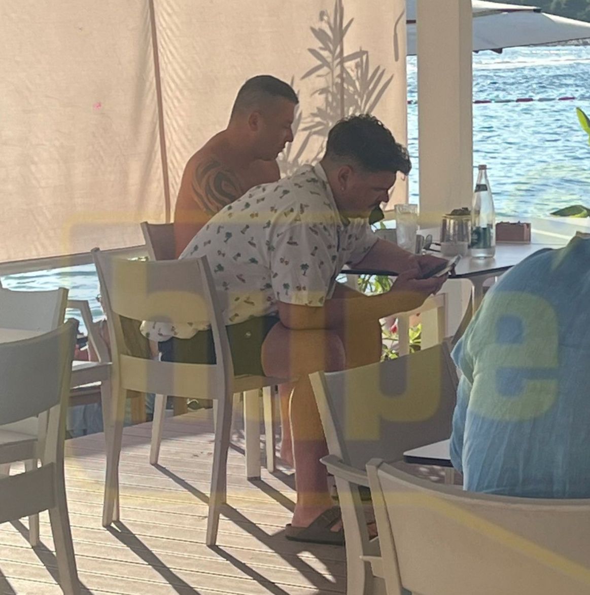 HYPE PAPARAZZO! Isak Šabanović uhvaćen na privatnoj plaži – devojke mu prilaze, a on reaguje OVAKO! (FOTO)