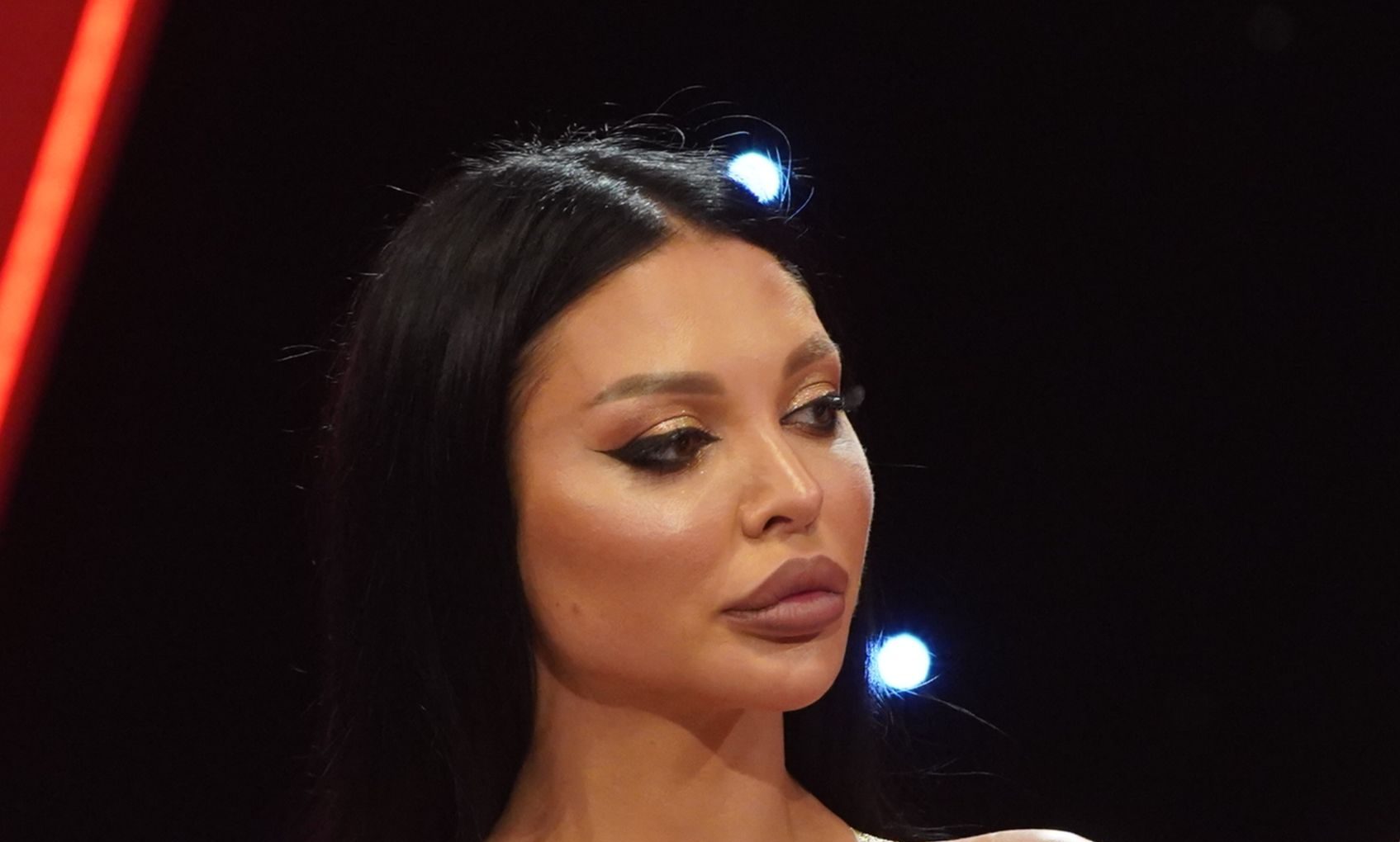 MAJA MARINKOVIĆ JECA NA SAV GLAS! Pokazala ujede na vratu, TRPI UŽASNE BOLOVE (FOTO)