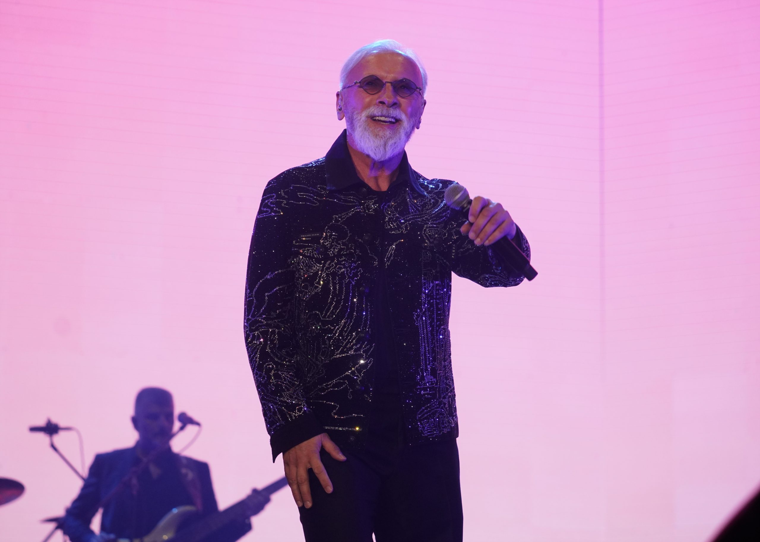 „NAGOVARAO SAM JE DA SE VENČAMO“ Dino Merlin otkrio istinu o braku, emotivna ispovest raznežila publiku (VIDEO)