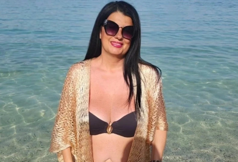  SKINULA SE SAŠKA KARAN I POKAZALA SVE ATRIBUTE U 7. DECENIJI! Grudi samo što ne ispadnu, mreže se USIJALE, brutalno je ZGODNA