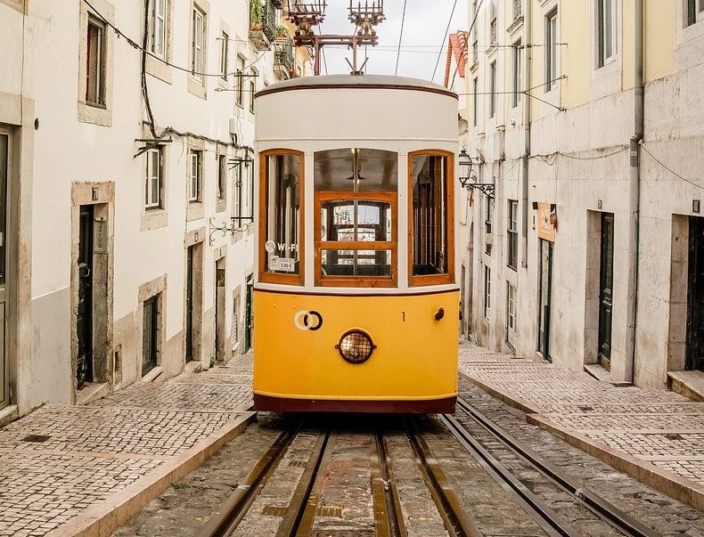 MNOGI ĆE ŽELETI DA SE PROVOZAJU: Sarajevom ponovo kruži tramvaj star 130 godina (FOTO)