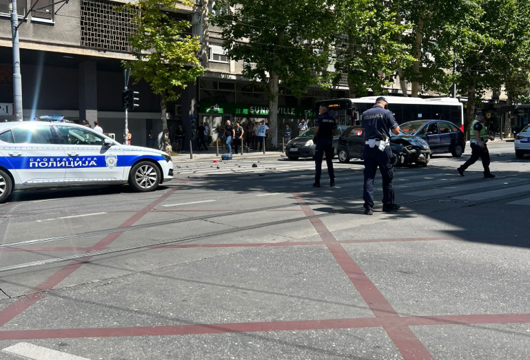 STRAVIČNA SAOBRAĆAJNA NESREĆA U BEOGRADU U ULICI 27. MARTA: DVE HITNE POMOĆI NA LICU MESTA (VIDEO)
