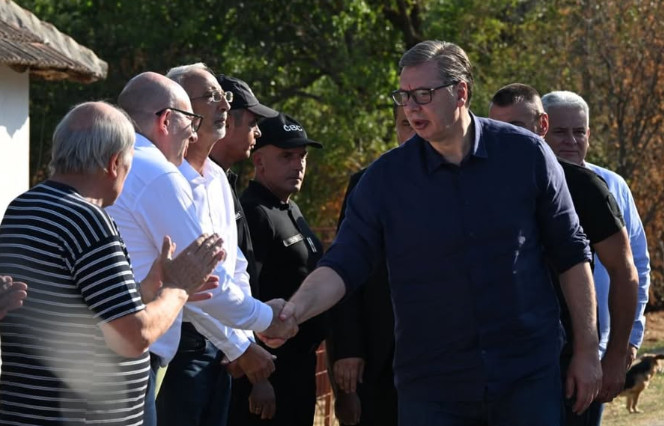 „DRAGO MI JE DA VIDIM OSMEHE NA LICIMA LJUDI“ Vučić obišao radove na obnovi kuća izgorelih u požaru (FOTO)