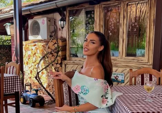 ŠOK! Ena Čolić HITNO napustila Srbiju i zauvek zaboravila Peju, EVO KO JOJ SADA PRAVI DRUŠTVO (FOTO)