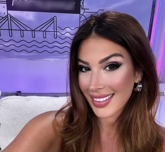 NIKO NE VERUJE DA NEMA SILIKONE! Ena Popov SMRŠALA 20 KILOGRAMA BEZ GLADOVANJA, skinula se u beli bikini, a svi se pitaju jedno