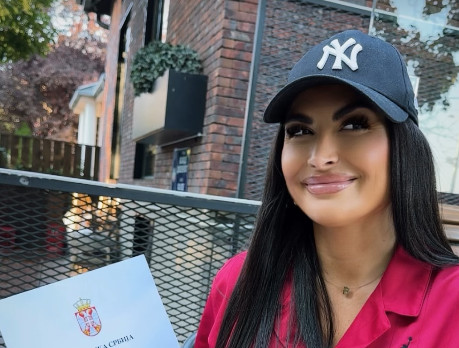 „KO HOĆE, NEKA ČESTITA“ Jelena Ilić KUPILA STAN i poručila: „Od danas zvanično vlasnica svojih zidova i računa“ (FOTO)