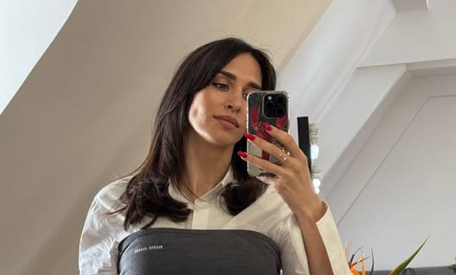 VRELA HAVAJSKA AVANTURA! Jelisaveta Orašanin se SKINULA, pokazala savršene obline, a mreže se usijale! (FOTO)
