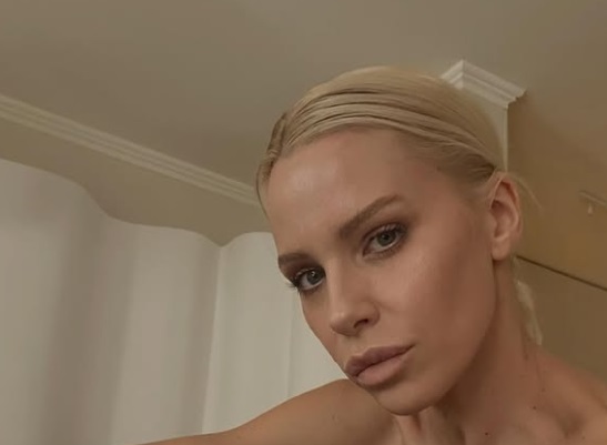 KRISTINA BEKVALAC POKAZALA DEKOLTE! Skinula se bez trunke šminke, svi bruje o jednoj stvari!