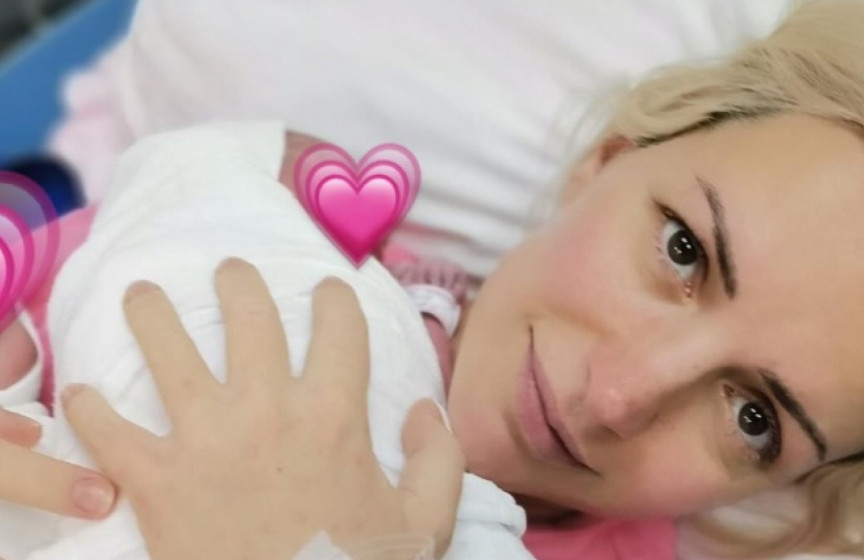 BLIZNAKINJE STIGLE KUĆI! Pevačica izašla iz porodilišta, u naručju drži ćerke! (FOTO)