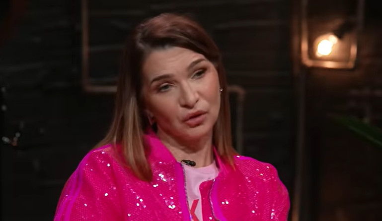 „BOJIM SE DA ĆU ZAVRŠITI KAO MAJKA“ Pevačica kroz suze otkrila bolnu istinu: „Umrla je od tuge i stresa“ (VIDEO)