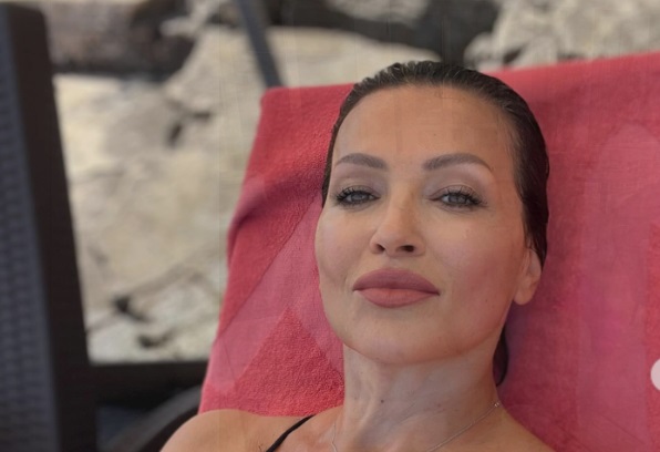SKINULA SE NINA BADRIĆ! Pevačica uživa na jahti, prekrstila noge i zapalila mreže