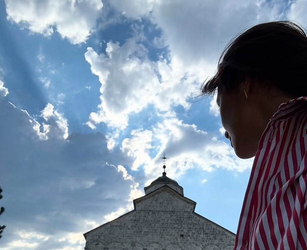 Popularna glumica pronašla duhovni mir u MANASTIRU!