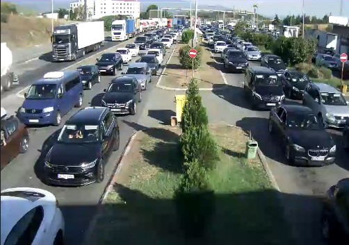 VOZAČI NERVOZNI, VELIKE GUŽVE NA IZLAZU IZ ZEMLJE! Evo kakvo je stanje ovog jutra!