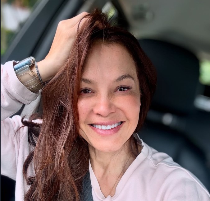 LATINO DIVA U IZAZOVNIM POZAMA! Htela da ispozira pa se zaglavila na drvetu! (FOTO)