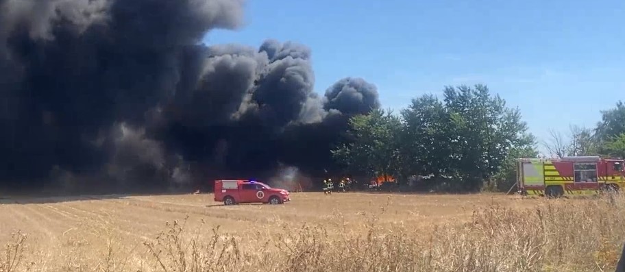 Veliki požar u industrijskom objektu! GUST CRNI DIM STIGAO DO NOVOG SADA! (FOTO)