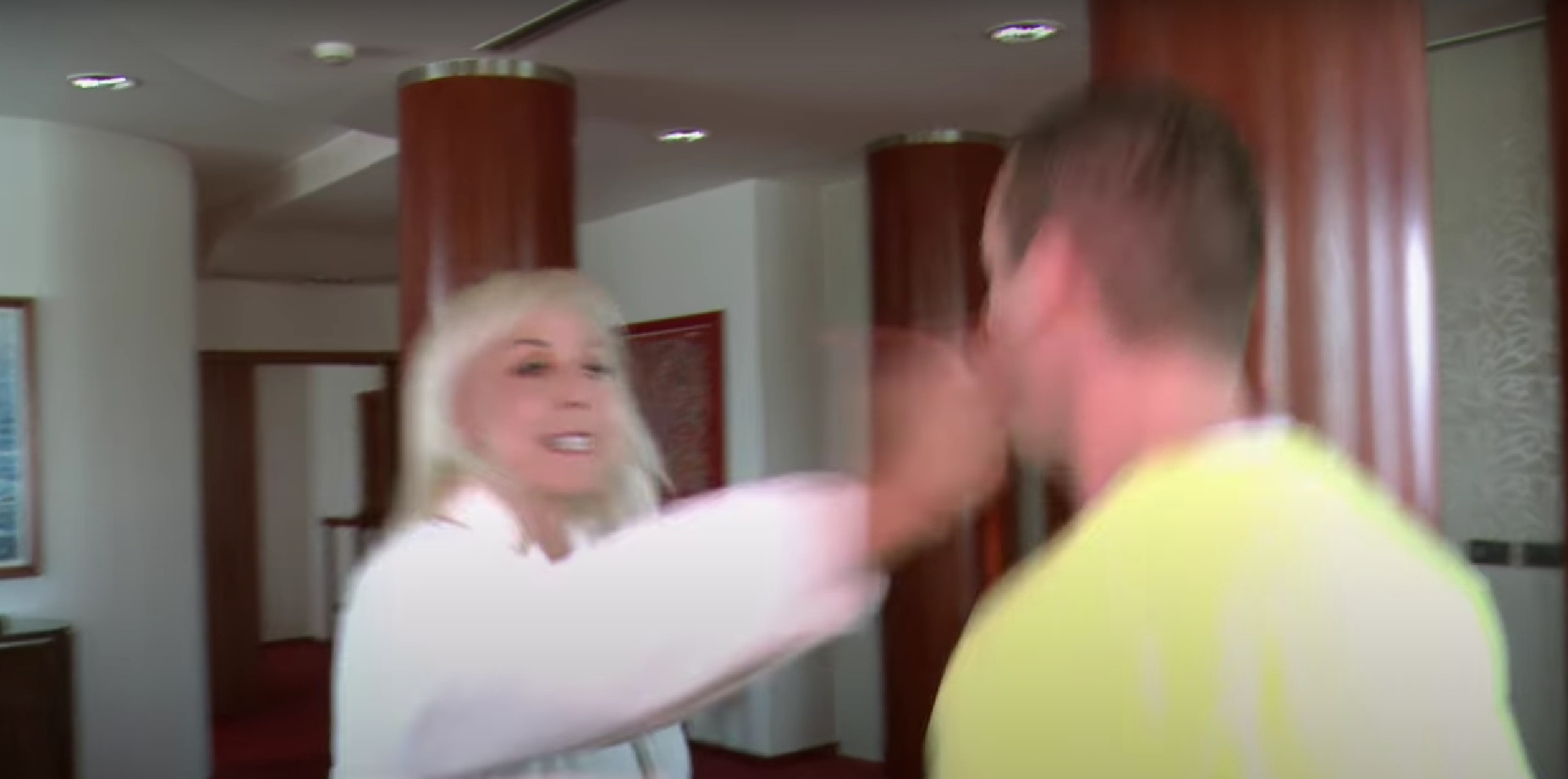 LEPA BRENA BRUTALNO OPALILA ŠAMAR VODITELJU! Postupkom šokirala javnost: „Jesam ti rekla da me to ne pitaš?!“