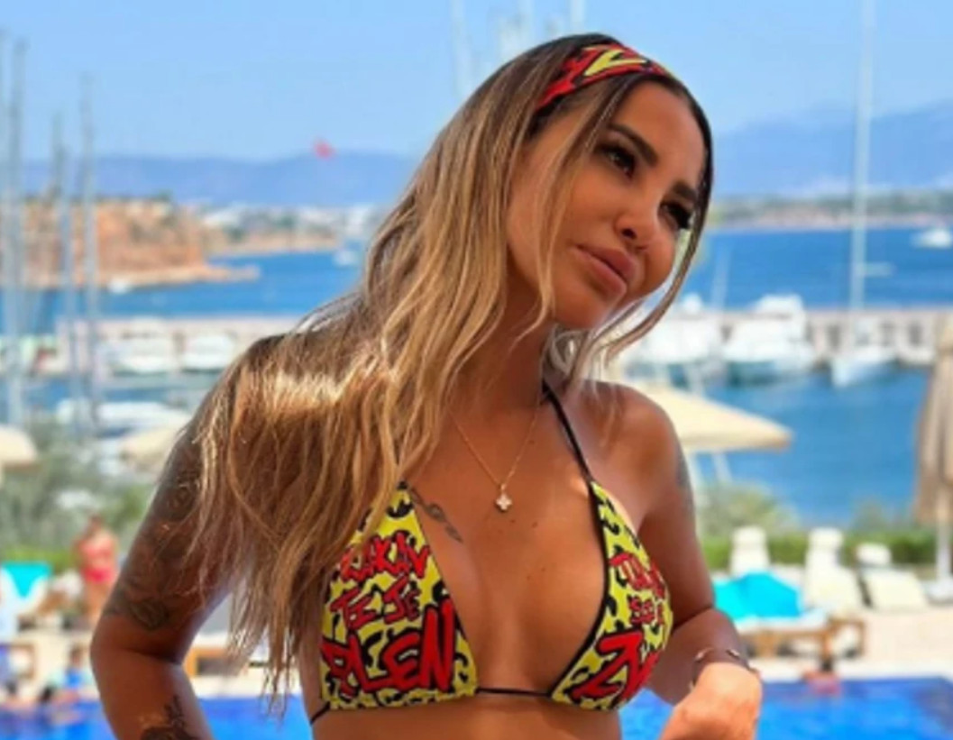 ANELI AHMIĆ POKAZALA BRUTALNU FIGURU! Objavila fotke u bikiniku, pa zapalila mreže – NA INTIMNIM DELOVIMA JOJ PIŠE „ZVER“ (FOTO)