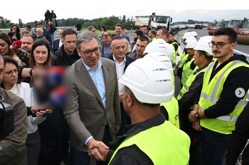 „NEKADA SAM VOLEO MIRIS UŠTIPAKA, A SADA OBOŽAVAM MIRIS ASFALTA“ Vučić se rukovao sa radnicima koji rade na izgradnji brze saobraćajnice Slepčević – Badovinci