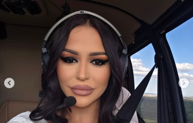 ALEKSANDRA MLADENOVIĆ NA NASTUP SLETELA HELIKOPTEROM! Sve objavila javno, a razlog je ŠOKANTAN! (FOTO)