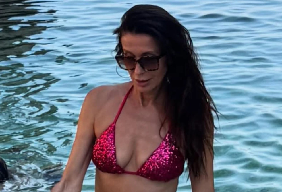 SNEŽANA DAKIĆ ZATEGNUTA KAO PRAĆKA! Voditeljka se SKINULA u bikini, pa pokazala BRUTALNU FIGURU! (FOTO)