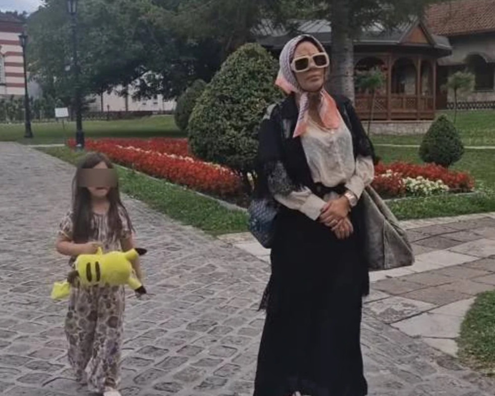 ANA NIKOLIĆ PODELILA DIRLJIVE KADROVE SA ĆERKOM IZ MANASTIRA! Komentari pohvale pljušte na sve strane! (FOTO)