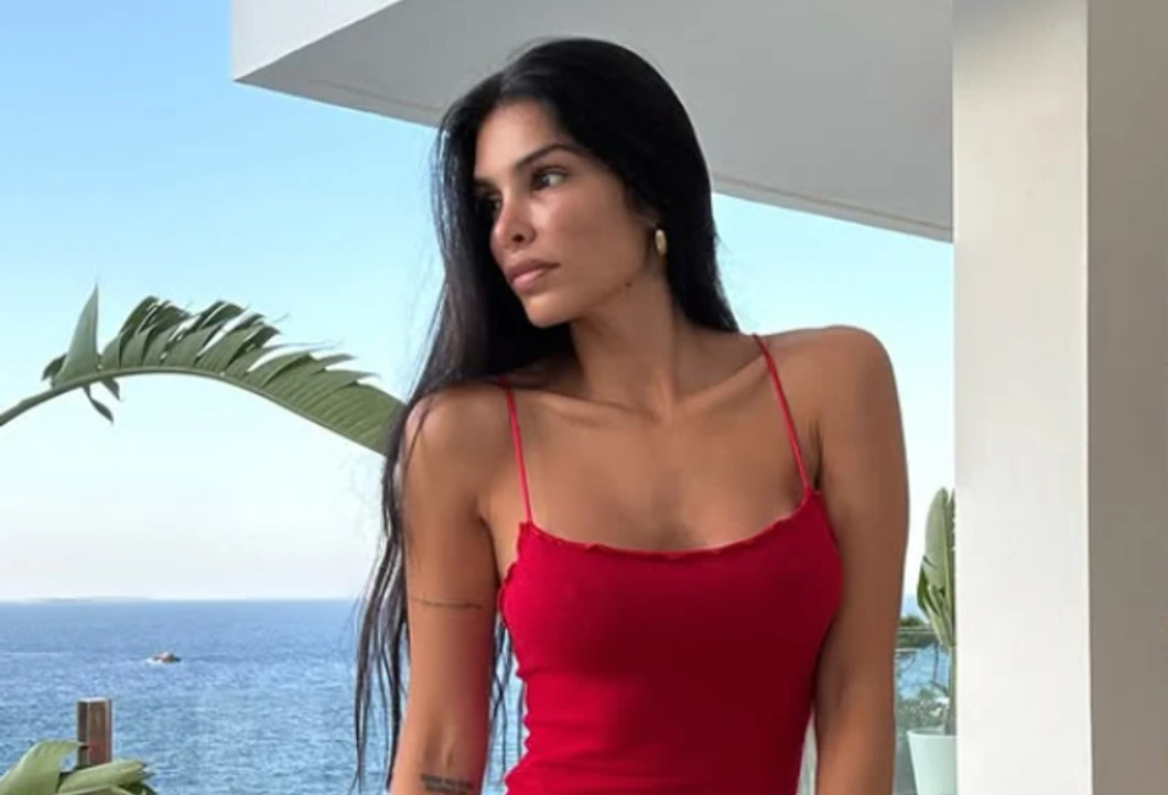 SKINULA SE FATALNA ŽENA FUDBALERA! Pokazala BRUTALNE trbušnjake nakon TRI POROĐAJA! (FOTO)